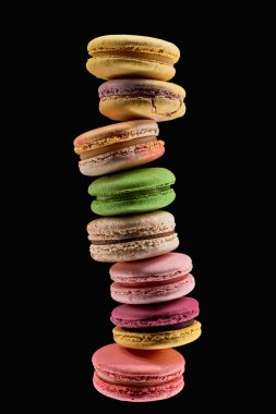 siyah izole farklı tatlar lezzetli taze Fransız macaroons yığını