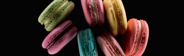 siyah, panoramik çekim izole farklı tatlar lezzetli taze renkli Fransız macaroons üst görünümü