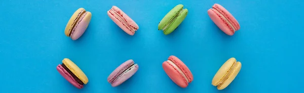Plano Con Dulces Macarrones Franceses Deliciosos Multicolores Sobre Fondo Azul — Foto de Stock