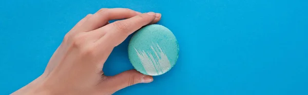 Vista Recortada Mujer Sosteniendo Delicioso Macarrón Francés Sobre Fondo Azul — Foto de Stock