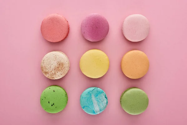 Plano Con Macarrones Franceses Deliciosos Multicolores Sobre Fondo Rosa — Foto de Stock