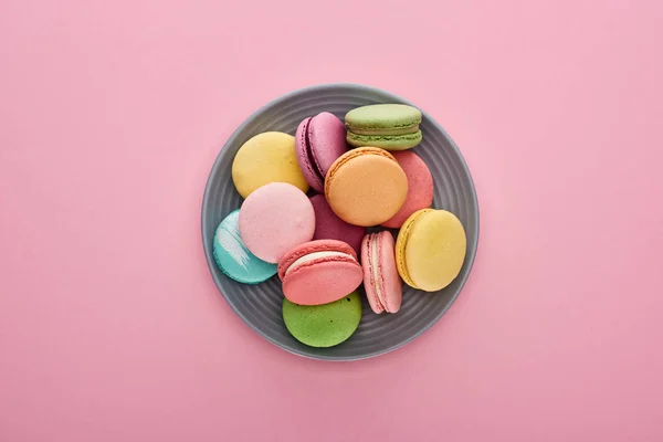 Vista Superior Macarrones Franceses Deliciosos Multicolores Plato Sobre Fondo Rosa — Foto de Stock