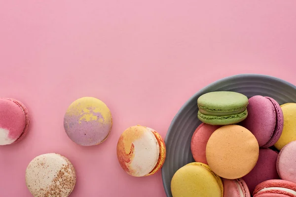 Teller Mit Bunten Frischen Köstlichen Französischen Makronen Auf Rosa Hintergrund — Stockfoto