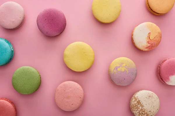 Achtergrond Patroon Met Veelkleurige Heerlijke Franse Bitterkoekjes Roze — Stockfoto