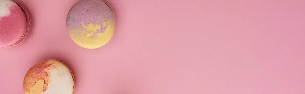 粉红色背景上美味的法国马卡龙的顶视图 复制空间 全景拍摄 — 图库照片