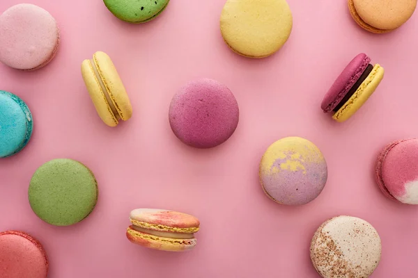 Patrón Macarrones Franceses Deliciosos Multicolores Dispersos Sobre Fondo Rosa —  Fotos de Stock
