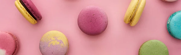 Pattern Multicolored Delicious French Macaroons Scattered Pink Background Panoramic Shot — Stock Photo, Image