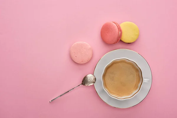 Felülnézet Finom Francia Macaroons Közel Kávé Rózsaszín Háttér Másolási Tér — Stock Fotó