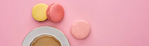 Felülnézet Finom Francia Macaroons Közel Kávé Csésze Csészealj Rózsaszín Háttér — Stock Fotó