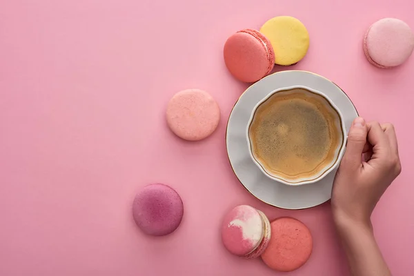 Vista Recortada Mujer Bebiendo Café Con Deliciosos Macarrones Franceses Sobre —  Fotos de Stock