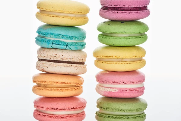 Fileiras Deliciosos Macaroons Franceses Coloridos Diferentes Sabores Isolados Branco — Fotografia de Stock