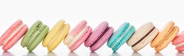 Fila Deliciosos Macarrones Franceses Coloridos Diferentes Sabores Sobre Fondo Blanco — Foto de Stock