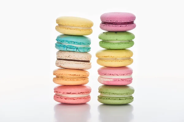 Két Sor Édes Többszínű Francia Macaroons Különböző Ízek Fehér Alapon — Stock Fotó