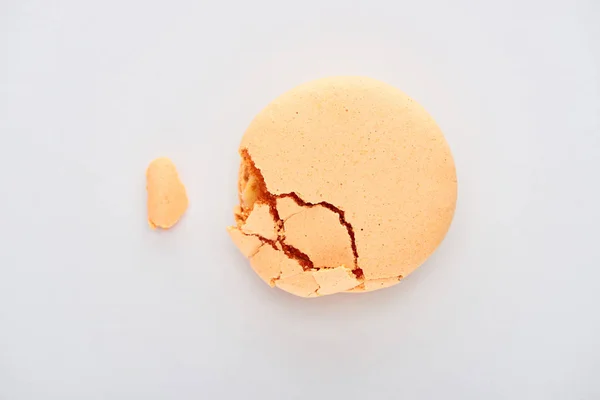 Top Uitzicht Van Heerlijke Oranje Smashed Franse Macaroon Geïsoleerd Wit — Stockfoto