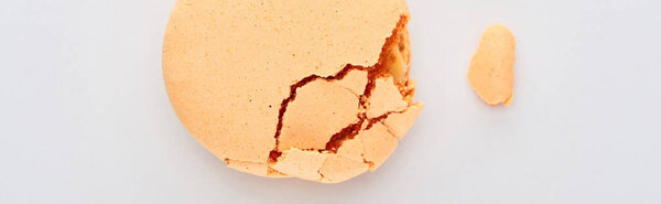 сверху вид вкусный апельсин разбил французский макарон изолирован на белый, панорамный снимок
