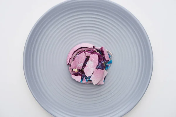 Top View Delicious Purple Smashed French Macaroon Plate Isolated White — Stok Foto