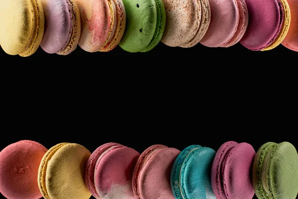 Rzędy Pyszne Kolorowe Francuskie Makaroniki Różnych Smakach Izolowane Czarno Kopią — Zdjęcie stockowe
