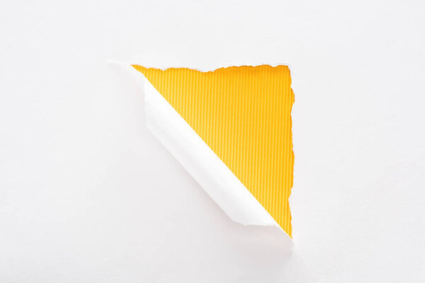 белая рваная бумага на цветном желтом полосатом фоне
