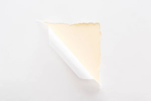 Papel Rasgado Rolado Branco Sobre Fundo Amarelo Pastel — Fotografia de Stock