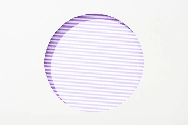 Вырезать Круглое Отверстие Белой Бумаге Фиолетовом Белом Полосатом Фоне — стоковое фото