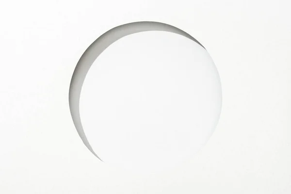 Wyciąć Okrągły Otwór Białym Papierze Białym Prostym Tle — Zdjęcie stockowe