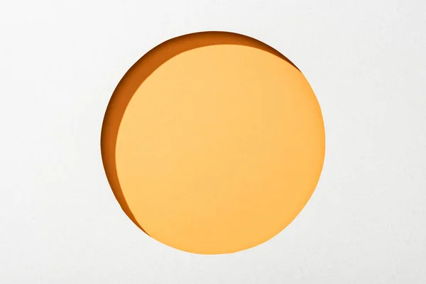 Ausgeschnittenes Rundes Loch Weißem Papier Auf Orangefarbenem Hintergrund — Stockfoto