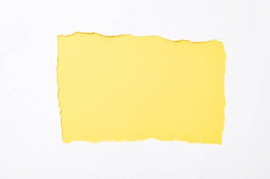 beyaz yırtık kağıt delik sarı renkli arka plan