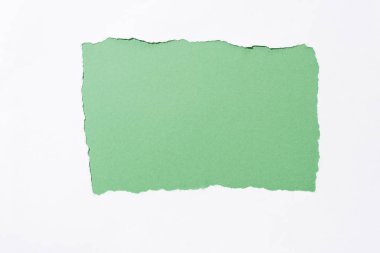 beyaz yırtık kağıt delik yeşil renkli arka plan