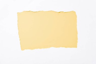 beyaz yırtık kağıt delik açık sarı renkli arka plan