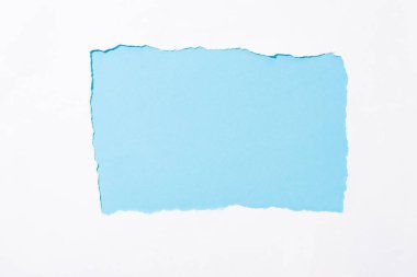 beyaz yırtık kağıt delik açık mavi renkli arka plan