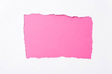 beyaz yırtık kağıt delik pembe renkli arka plan