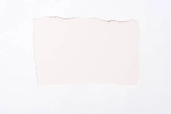 Beyaz Yırtık Kağıt Delik Bej Renkli Arka Plan — Stok fotoğraf