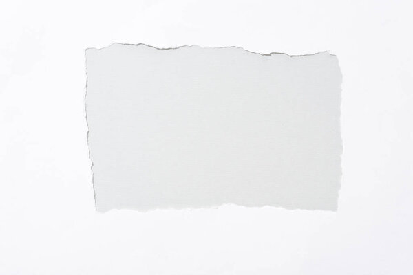 серый фон в белой рваной бумаге отверстие
