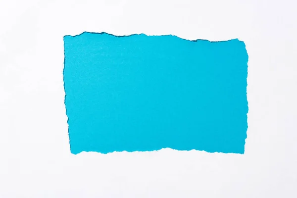 Beyaz Yırtık Kağıt Delik Mavi Renkli Arka Plan — Stok fotoğraf