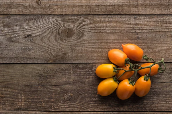 Vista Superior Tomates Amarelos Mesa Madeira — Fotografia de Stock