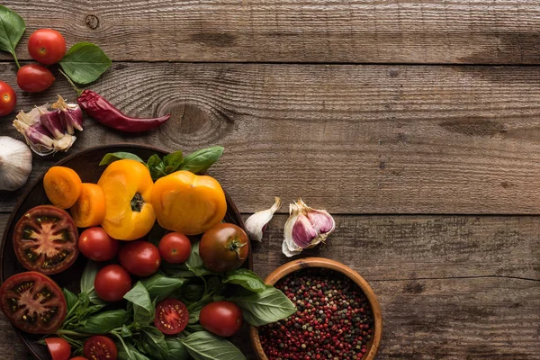 Vista Superior Espinacas Tomates Rodajas Plato Cerca Del Ajo Chile — Foto de Stock