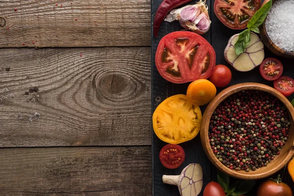 Bovenaanzicht Van Zwarte Dienblad Met Peper Zout Kommen Chili Peper — Stockfoto