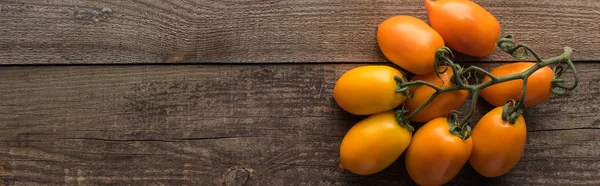 Plano Panorámico Tomates Amarillos Sobre Mesa Madera — Foto de Stock