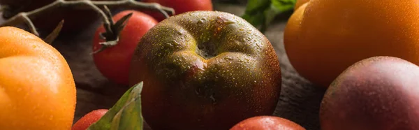 Plano Panorámico Tomates Con Espinacas Sobre Superficie Madera — Foto de Stock