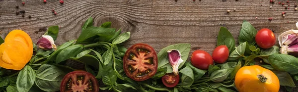 Panoramic Shot Spinach Sliced Tomatoes Garlic Scattered Pepper Wooden Table — Stock Photo, Image