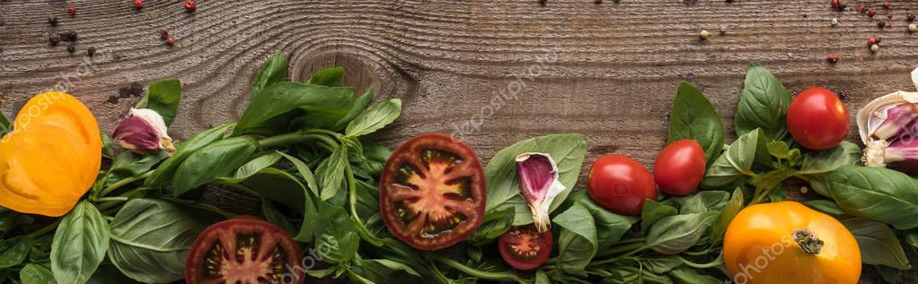 Panoramic shot of spinach, sliced tomatoes, garlic and scattered pepper on wooden table — Stock Image Panoramic Shot Spinach Sliced Tomatoes Garlic Scattered Pepper Wooden Table Royalty Free Stock Photos