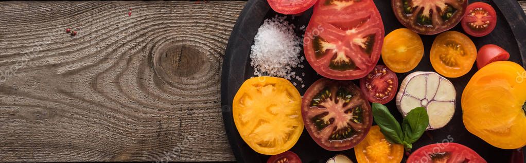 Panoramic shot of tomatoes, garlic, spinach, chilli pepper, salt and pepper on pizza pan on wooden table — Stock Image Panoramic Shot Tomatoes Garlic Spinach Chilli Pepper Salt Pepper Pizza Stock Photo