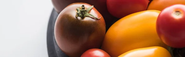 Close Weergave Van Kleurrijke Tomaten Geïsoleerd Witte Panoramische Foto — Stockfoto