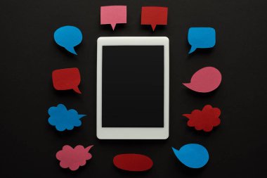 boş konuşma kabarcıkları, siber zorbalık kavramı ile siyah arka plan üzerinde boş ekran ile dijital tablet üst görünümü