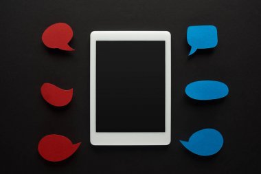 boş kırmızı konuşma kabarcıkları, siber zorbalık kavramı ile siyah arka plan üzerinde dijital tablet üst görünümü