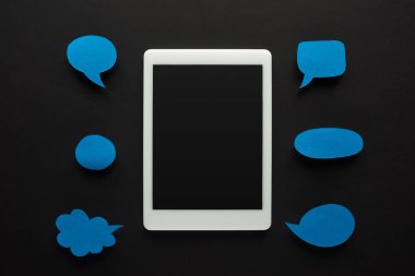 boş mavi konuşma kabarcıkları, siber zorbalık kavramı ile siyah arka plan üzerinde dijital tablet üst görünümü