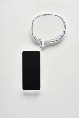 boş konuşma balonu, siber zorbalık kavramı yakınında beyaz arka plan üzerinde boş ekran ile akıllı telefon üst görünümü