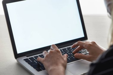 dizüstü bilgisayar klavyesi, siber zorbalık kavramı üzerinde yazarak kız kırpılmış görünümü