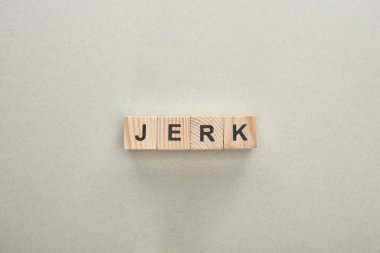 gri arka plan, zorbalık kavramı üzerinde jerk yazı ile ahşap blokların üst görünümü