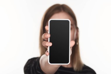 beyaz izole boş ekran ile akıllı telefon gösteren siber zorbalık kurbanı seçici odak